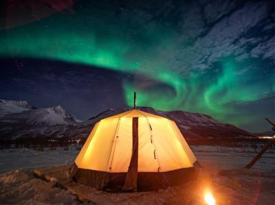 Noche en tienda de campaña y trineo tirado por renos con esperas para ver auroras boreales
