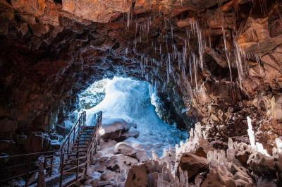 Excursión a un túnel de lava